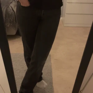 Svarta jeans  - Säljer då dom tyvärr är förlånga. Dock lite mer använda en dom gråa.💕
