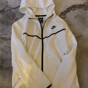 Nike tech - Nike tech tröja säljer vidare pga att den inte passar. Inget fel på den. Frågor det bara ställa dm:)