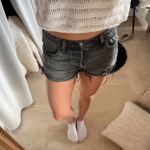 Levis shorts  - As snygga jeans shorts i storlek W25! 