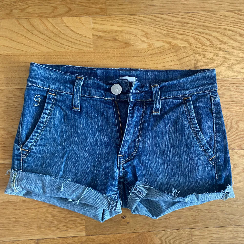 Säljer dessa assnygga shorts då de är för små på mig. Väldigt bra skick💕 Kontakta vid fler frågor eller intresse!🌸💞. Shorts.