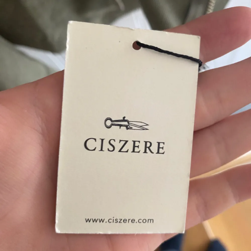 Säljer den här snygga ciczere all zip för använder inte den.  Väldigt bra skick och inga problem med den. Strl s Säljer den för 450,   Ny pris 1100 . Tröjor & Koftor.