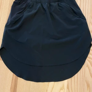 Kjol Houdini  - Funktionell kjol i snabbtorkande material. Kjolen är väldigt lätt, känns mjuk och är stretchig - vilket gör den utmärkt för friluftäventyr och sommarvandring. Tillverkad i tyget Wish Woven, som ger sval komfort i varma temperaturer.  Nypris 999kr. 