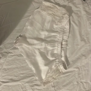 pyjamas - en vit pyjamas underdel aldrig användt. 