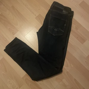 Replay anbass  - Säljer ett par replay anbass jeans som jag köpte för 1600 i vintras! Storleken är 32/34 och skickat är som nytt🌟 Hör av er vid frågor!