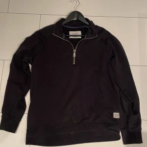 Marc O’Polo Halfzip - Riktigt fet halfzip från Marc O’Polo som är fet till sommaren! Tröjan är i storlek M, men passar i L. Säljer för att den är för stor i storleken 🙌🏼 Tröjan är i använt skick och har defekter på höger ärm (se bild 5), därav pris. Hör av er vid frågor 🙂 