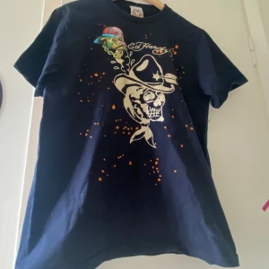 Ed Hardy tshirt  - Cool ed Hardy tshirt. Står inte storlek men skulle gissa på M-L. Pris är diskuterbart.