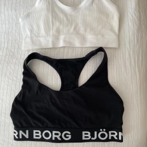 Björn Borg topp bh svart + vit NYA stl 36 / S  - Helt nya toppar en svart Björn Borg stl 36 och en vit ribbad stl S. Båda är nya och aldrig använda. Snygga och sköna. Mjuka intyget. Reglerbara band på den vita. 