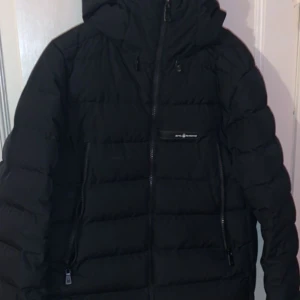 Sail racing vinter jacka - Storlek XL men den passar L skick är väldigt bra jackan är bara använd i en vinter säsong pris går att diskuteras