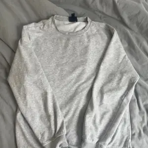 En jätte fin grå relaxed fit sweatshirt från hm som int kommer till användning längre pga storlek 😔 Inga defekter alls🙏 Finns även i ljusblå färg