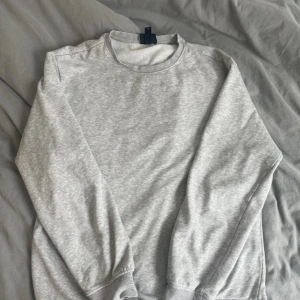 Grå sweatshirt  - En jätte fin grå relaxed fit sweatshirt från hm som int kommer till användning längre pga storlek 😔 Inga defekter alls🙏 Finns även i ljusblå färg