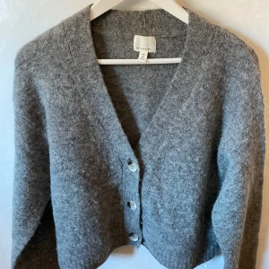 H&M cardigan  - Säljer den här supermysiga koftan då den ej kommer till användning. Köptes för ungefär 2 år sedan och har används ett fåtal gånger😊 Jättesnygg och passar till nästan allt💛