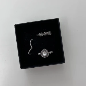 Ringar - Jättefina silvriga ringar med snygga stenar!! Aldrig använda. De är i olika storlekar. Rengör alla smycken innan jag skickar dem!!