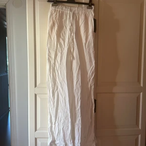 Byxor  - Jättefina byxor från NA-KD i storlek 34, perfekta till sommaren🌸