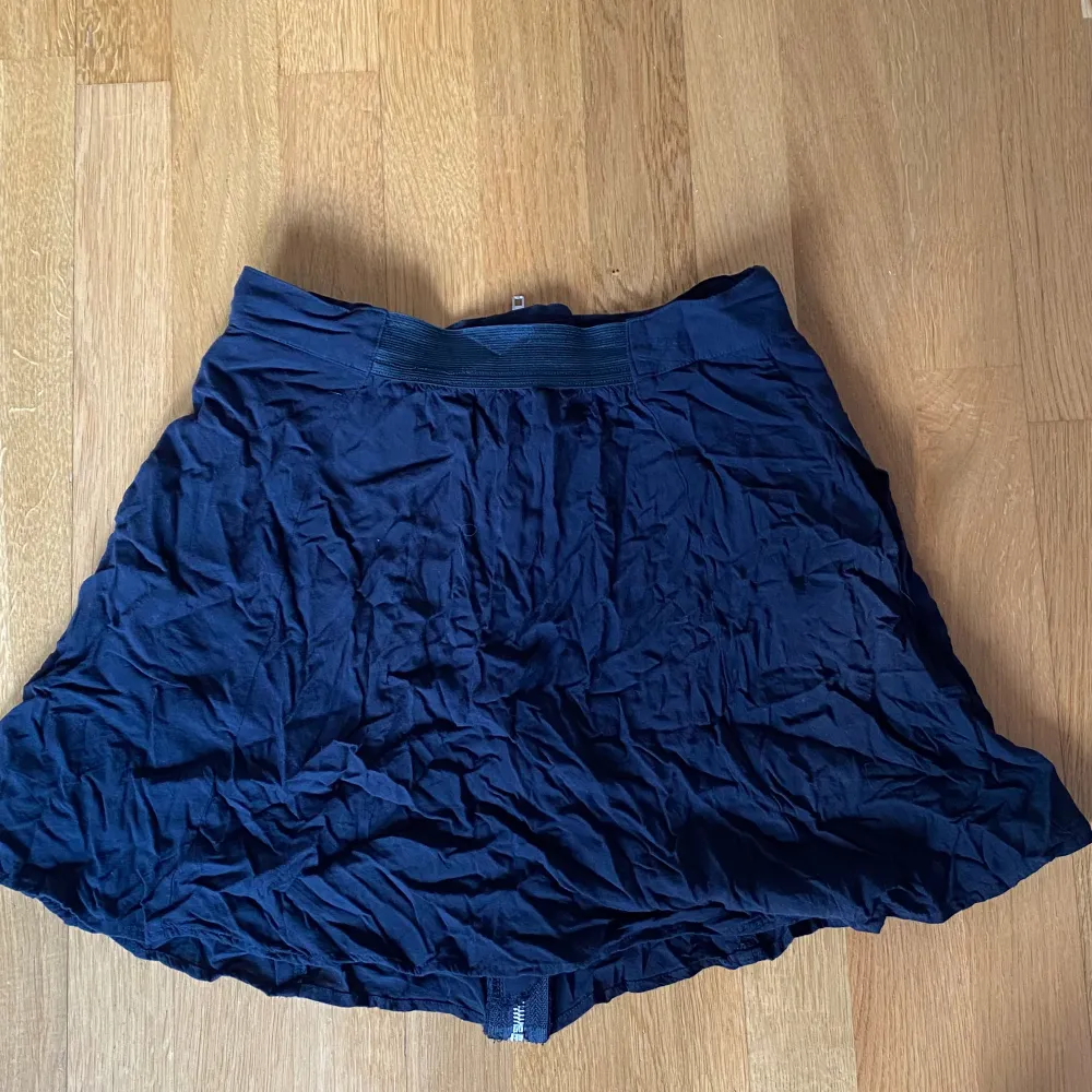 Säljer min jättefina kjol från Saint & Mortals! Skrynklig men stryker självklart innan jag skickar!! Bra skick inte så använd. Skulle säga att den är i S/Xs även att det står M.. Kjolar.