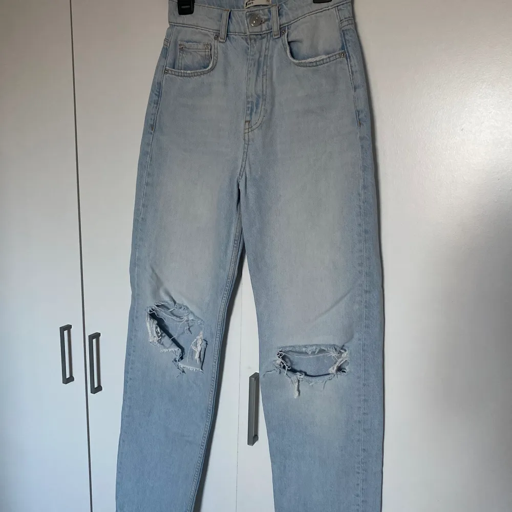 Väldigt fina, inga defekter utom att högra hålet har spruckit upp lite mer än när de va nya😊. Jeans & Byxor.