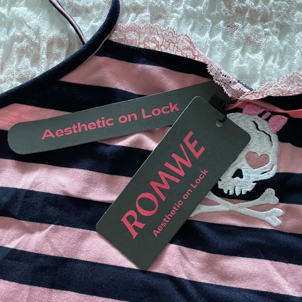 Helt nytt linne från märket Romwe med prislappen kvar, säljer då den inte passade mig. Riktigt cool design! Köpare betalar frakt🩷🖤. Toppar.