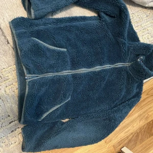 barn zip up - Från mc kinley, bra skick och är i storlek 134-140