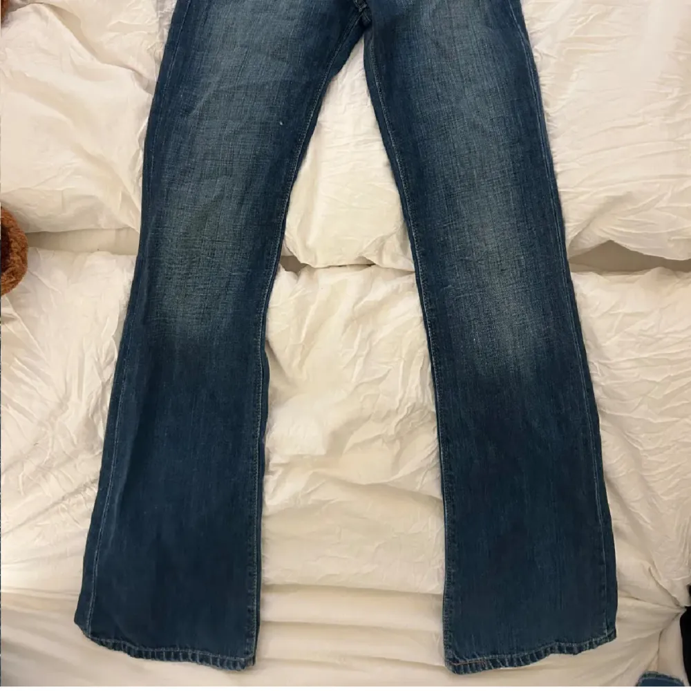 Lågmidjade jeans från Levis i flare. Köpta här på plick, alla original lappar finns kvar. Modellen är 572 bootcut, w30/l36. De är försmå för mig som är S. . Jeans & Byxor.