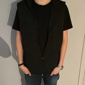 Fleece väst - Fleece väst från dressman använd 2 ggr. Bra skick skön och håller värme kontakta för fler frågor 
