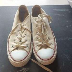 Converse skor  - Säljer mina converse All Star. De är tyvärr lite ritade på vilket man ser i bild 4 & 5. Köpta second hand, vet inte hur använda de är men jag har endast använt dem 1 gång. Säljer pga att de är för små för mig. Skriv gärna innan köp eller vid frågor 💗