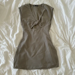 Zara Beige Klänning  - Zara Beige Klänning i linen material 🤎 Storlek- S / XS  Pris - 160 kr