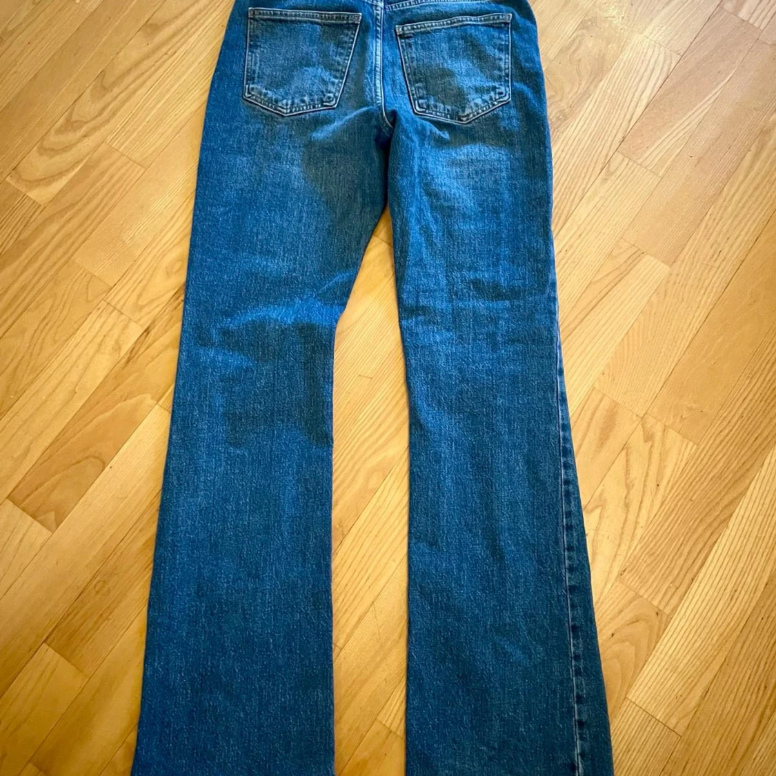 Mörkblåa bootcut jeans - 90