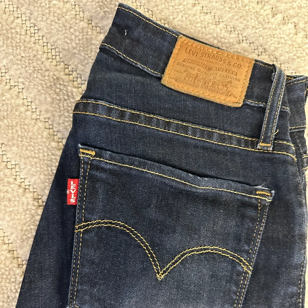 Jättefina mörkblå Levis jeans med bootcut i superbra skick. De står High Rise men de är mer mid rise tycker jag. . Jeans & Byxor.