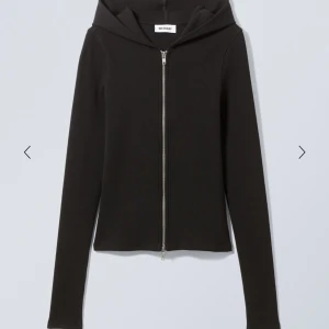 Zip hoodie - Säljer min zip up hoodie/cardigan från weekday då den knappt kommer till användning längre. Den är i mycket fint skick. Skriv privat för fler bilder. Denna köptes för 500kr och säljs ej i butik längre!