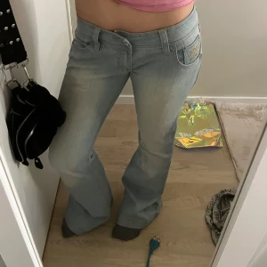Low Waist bootcut  - Säljer dessa lågmidjade bootcut jeans aldrig använda! Köpa här på plick då de var helt nya också. Storlek 27/26! (34/36)Hör av er om frågor eller funderingar! Pris går alltid att diskutera då jag är öppen för förslag. Lite långa på mig är 156/157cm❤️