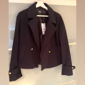 Vårjacka - Zara - Mörkblå vårjacka ifrån Zara som aldrig kommit till använding. Storlek M passar även S. Lapparna sitter även kvar, kostade 499kr säljer för 280kr. 🤍