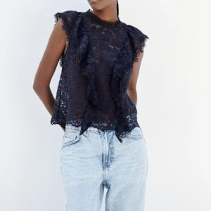 Mörkblå spets topp - Säljer denna festtopp från zara som inte säljs längre pga att jag inte använt den på ett tag! Skriv gärna ifall ni har några frågor, använd gärna köp nu! Pris kan alltid diskuteras