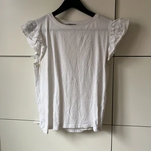 Volang topp - Säljer denna jättegulliga volangtopp då den är för liten. Den är i fint skick. 