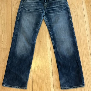 Peak performance Jeans - Säljer dessa vintage Peak Performance Jeansen i modellen Melanie. Det är i väldigt gott skick och endast använda ett fåtal gånger. Köpta för ca 4 år sedan. De sitter som W31/32 L32. Hör av er om ni har några funderingar!