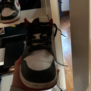 Jordan 1 mid gs - Säljer nu mina jordan 1 mid (gs) få dom är för små, låda får du med, skicket är typ 8-9 av 10 pris kan diskuteras