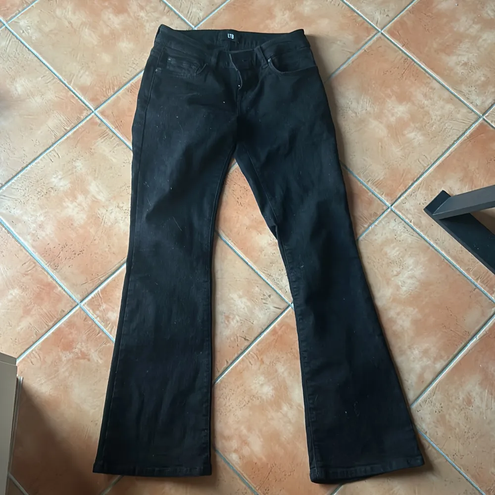 Jag säljer mina svarta ltb jeans i Roxy  25x30 . Jeans & Byxor.