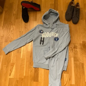 Hoodrich set - Snyggt och bekvämt hoodrich set, skicket är 8/10 (saknar snöre) och därav priset. Skriv vid minsta fråga ele fundering