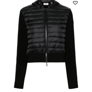 Moncler cardigan  - Helt ny moncler ,köptes för 2 månader sen knappt använd ! Inga skador eller märken 🥰  Storlek M men passar även S!
