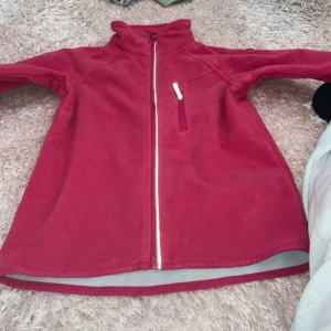 Vindflecce  - Helt ny vindflecce från Polarn och pyret  Kommer från djur och rökfritt hem  Strl 134