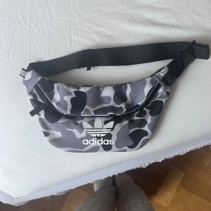 Magväska från Adidas  - Magväska från adidas. Använd några få gånger, men är i bra skick!