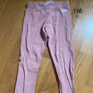 Rosa leggings  - 116, Newbie, inga hål lr fläckar, kommer från ett rökfritt hem, katt finns i hemmet, tvättar inte parfymfritt. 