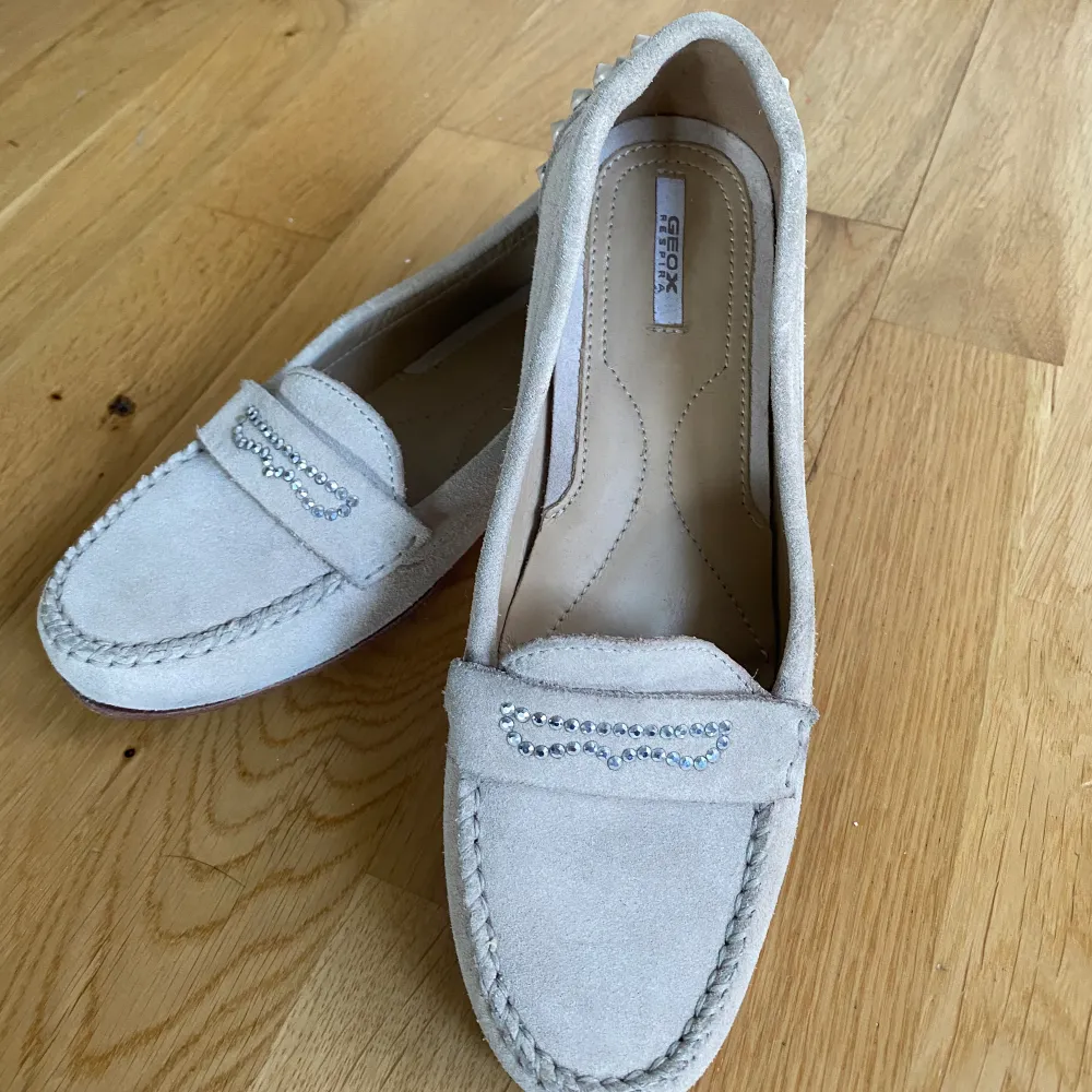 Säljer ett par beiga loafers från Geox i st 36 som är sparsamt använda. De är i mycket bra skick.. Kengät.