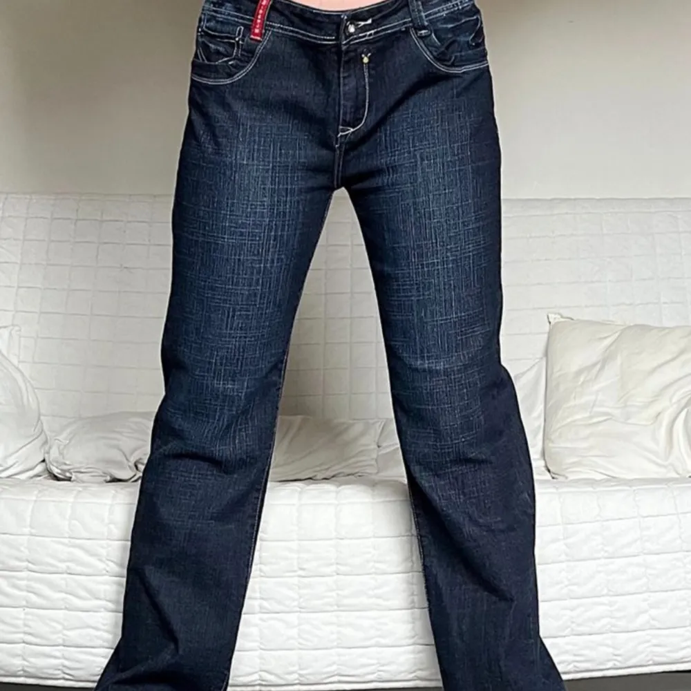 Unika mörkblå jeans med broderade fickor och detaljer. Väldigt fint skick. Storlek runt s-m skriv för mått. Har en traight/lite utsvängd passform💫. Jeans & Byxor.