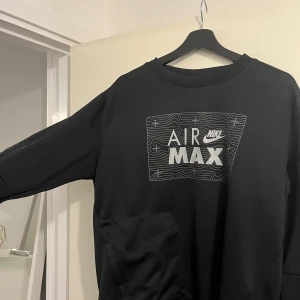 Nike air  - Nike air max tröja, fint skick! Säljs pga liten för mig