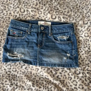 Hollister jeanskjol minikjol  - Jeanskjol från hollister, enligt lappen storlek 24 men det stämmer inte, skulle mer säga att den sitter som en w28/S. Midjemått:38 total längd:24 För referens är kjolen något stor på mig som brukar ha xs i underdelar. Köp via köp nu, postar inom 24h