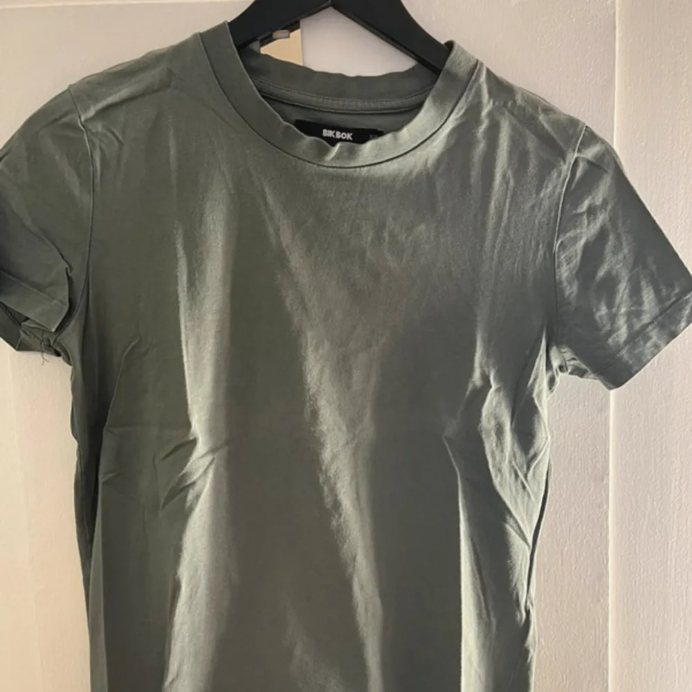 Fin och skön Tshirt från bikbok Färgen är lite missvisande på bild. T-shirts.