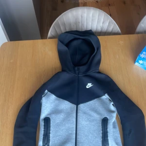 Säljer en nike teck nya modellen köpt för 1150 men säljer för 625 för har gått sönder vid armen som man kan se men inget man lägger märke till - Bra skick förutom armen men men inget man märker jätte mycket 