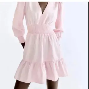Rosa volangklänning från ZARA i storlek S, den e i jättebra skick. Färgen är lite ”mörkare rosa” i verkligheten ❤️ 