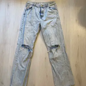 Blåa jeans med hål i från NEW YORKER 
