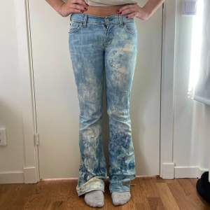 Jättefina egengjorda tie dye jeans från märket 7 for all mankind. Observera att de är slitna vid hälen💕