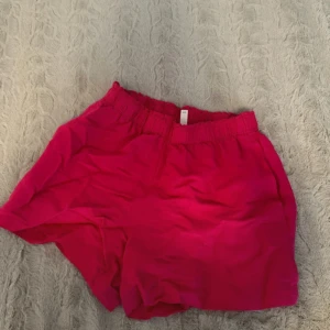 Linne shorts  - Fina shorts med fickor 